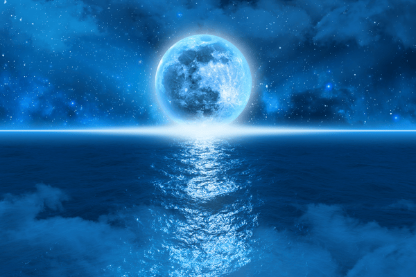 Lua Azul de 2025 refletida sobre um lago, simbolizando transformação espiritual e mistério cósmico.